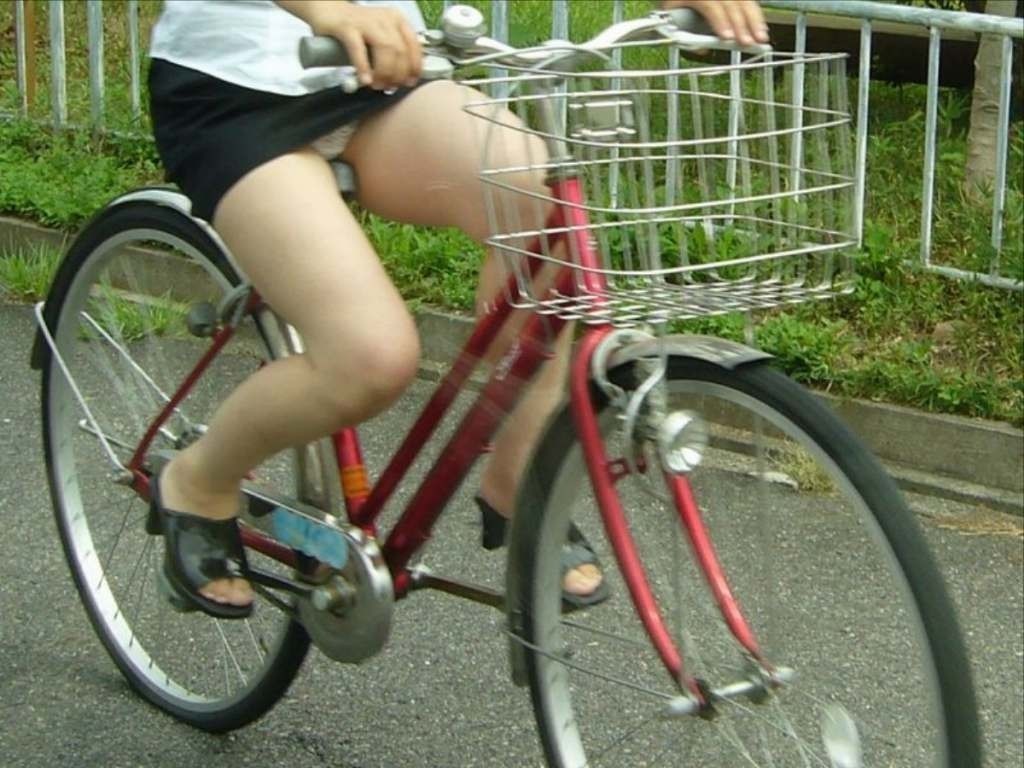 サドル　エロ画像 街ゆく女の子が跨るサドルになってｗｗｗ その１ | ぶっとい太ももフェチが送るエロ画像倉庫