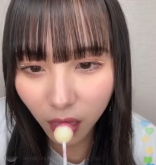 【擬似フェラ】あざとい飴舐め 新谷真由 チュッパチャプス 舌出し インスタライブ - 舐め舐め女子