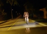 自転車オナニーで羞恥プレイ: 夜間に真っ裸でサイクリング女子
