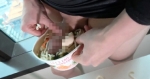 ザーメンぶっかけご飯: カップ麺に自分のザーメン注入して食べるニューハーフ