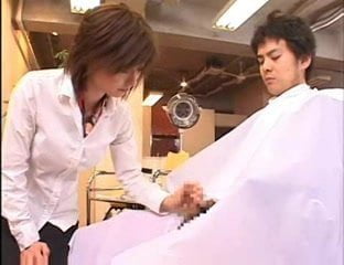【熟女】短髪の美容師お姉さんが手コキをする無料動画